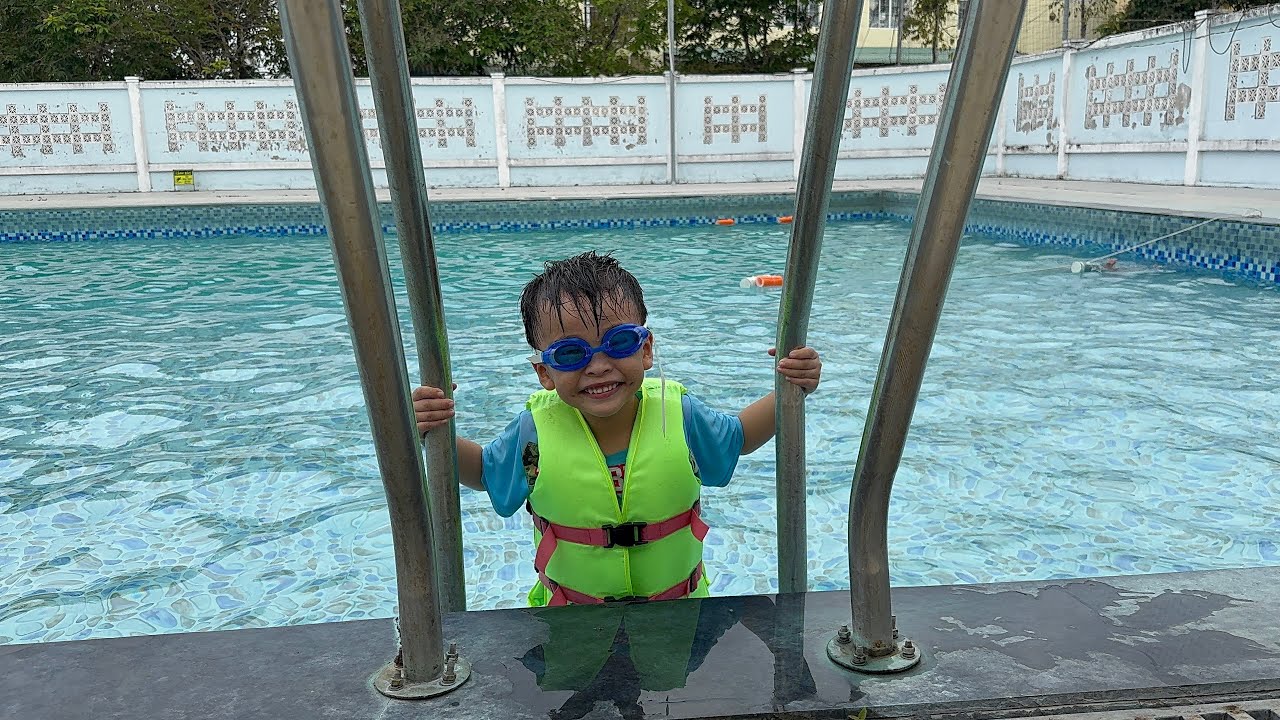 Chuột Được Mẹ Dẫn Đi Tắm Hồ Bơi Để Tập Cho Mao Biết Bơi #ngocdieuvlog #chuottamhoboi