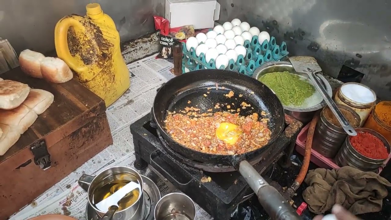 NASIK ROAD RAILWAY STATION FAMOUS ANDA BHURJI MAKING..Unedited live video. Must try it for sure 😇🙃🤗