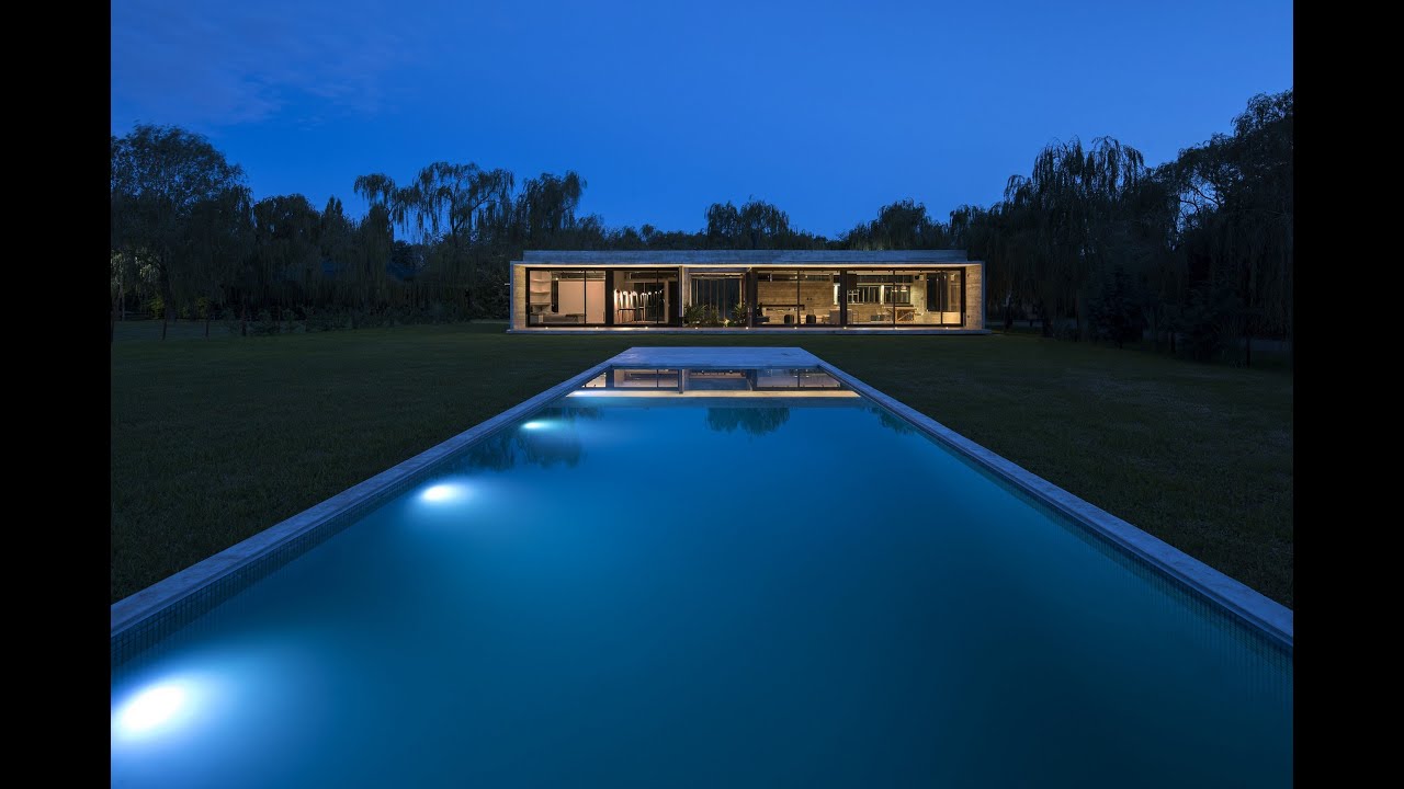 ONE-STORY PANORAMIC HAUSE. Rodriguez house by Luciano Kruk