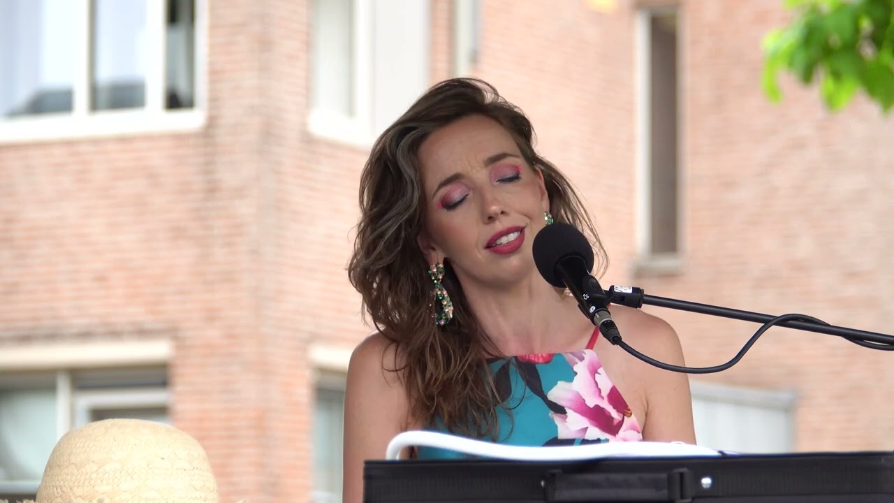 Brenda Bee - Vliegend Tapijt (Live bij Tuintheater de Kring in Roosendaal)