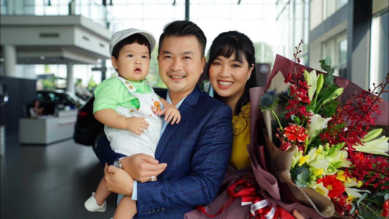 Vợ chồng Tuấn Khải - Lê Khánh ngọt ngào hết phần thiên hạ ở buổi nhận xe