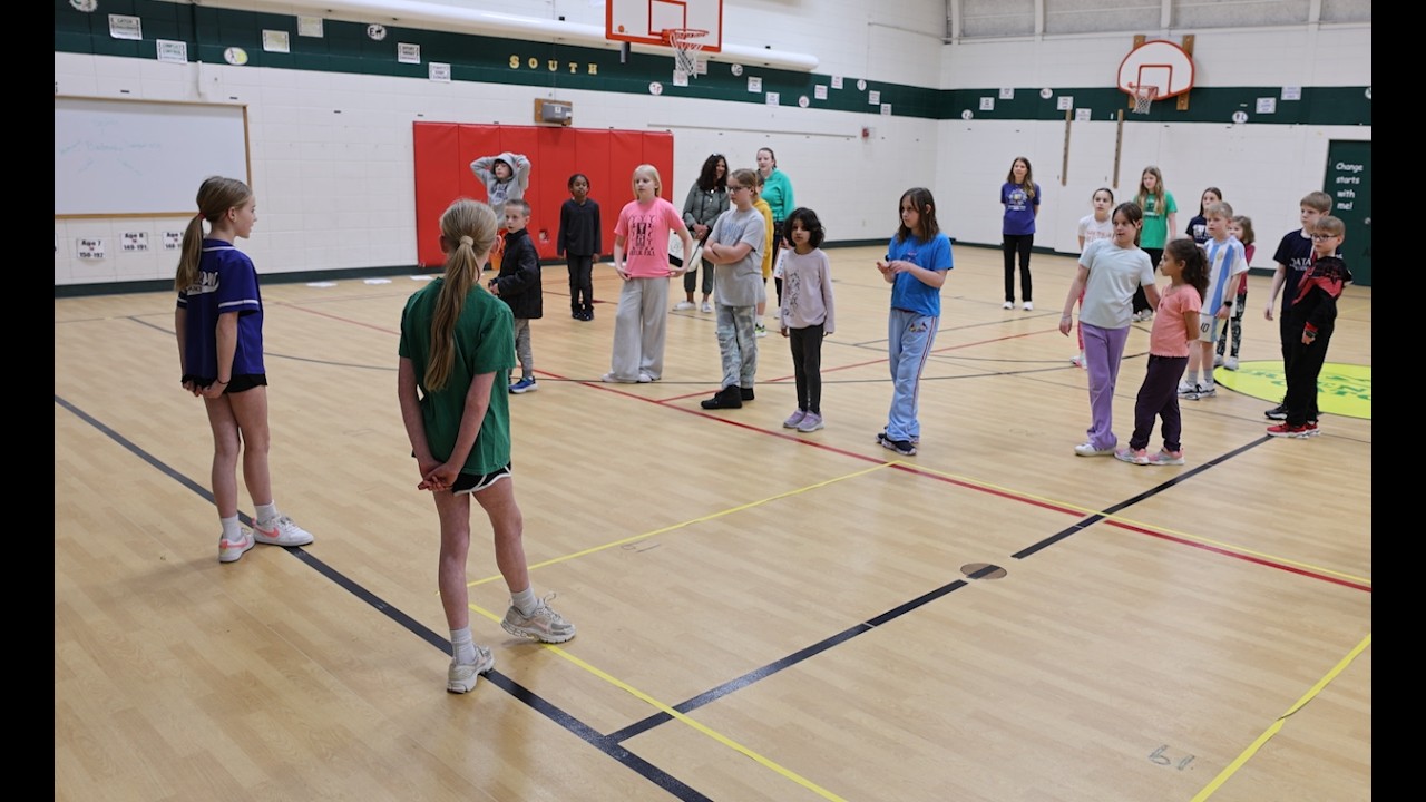 Танцоры из Green Pines Irish Dancers преподают урок своим лучшим друзьям.