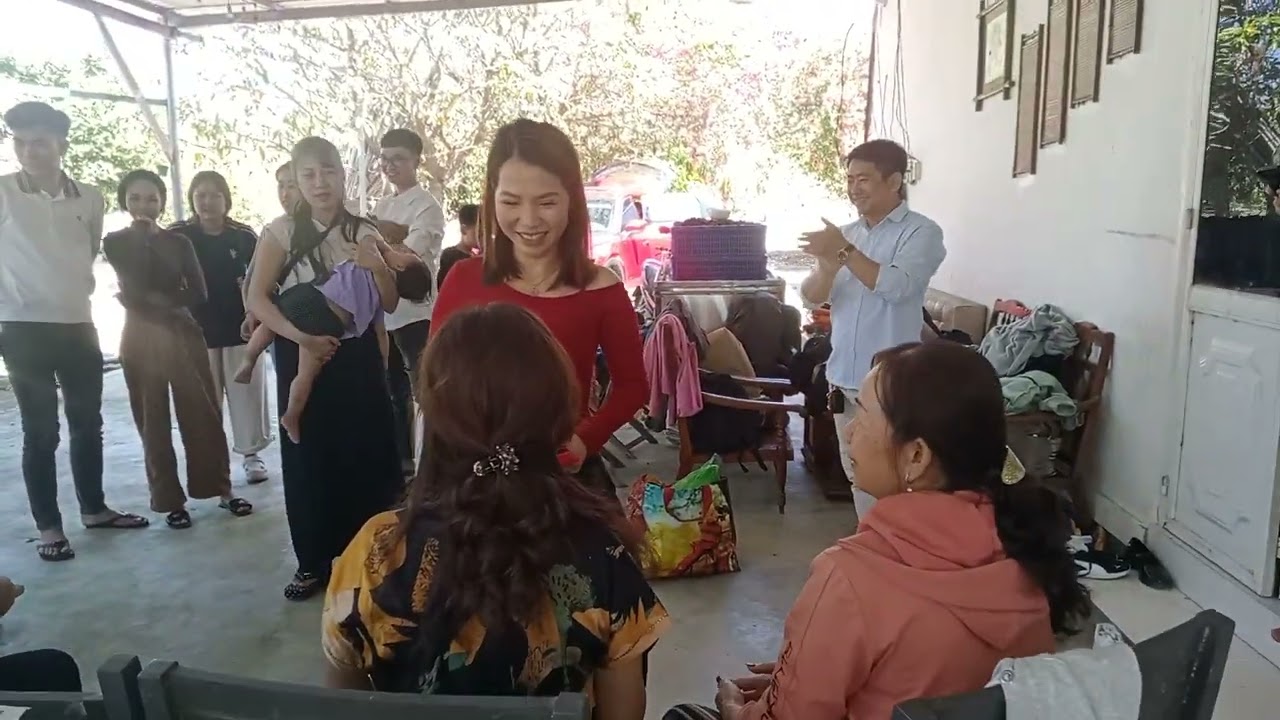 Anh chị chủ nhà Thanh Quân lì xì cho bà con cô bác anh chị em và các cháu.