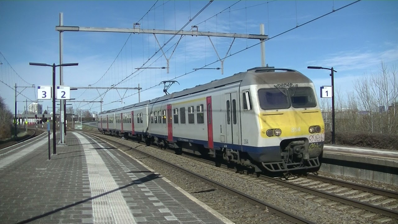 NMBS AM80 354 komt aan op station Maastricht Randwyck