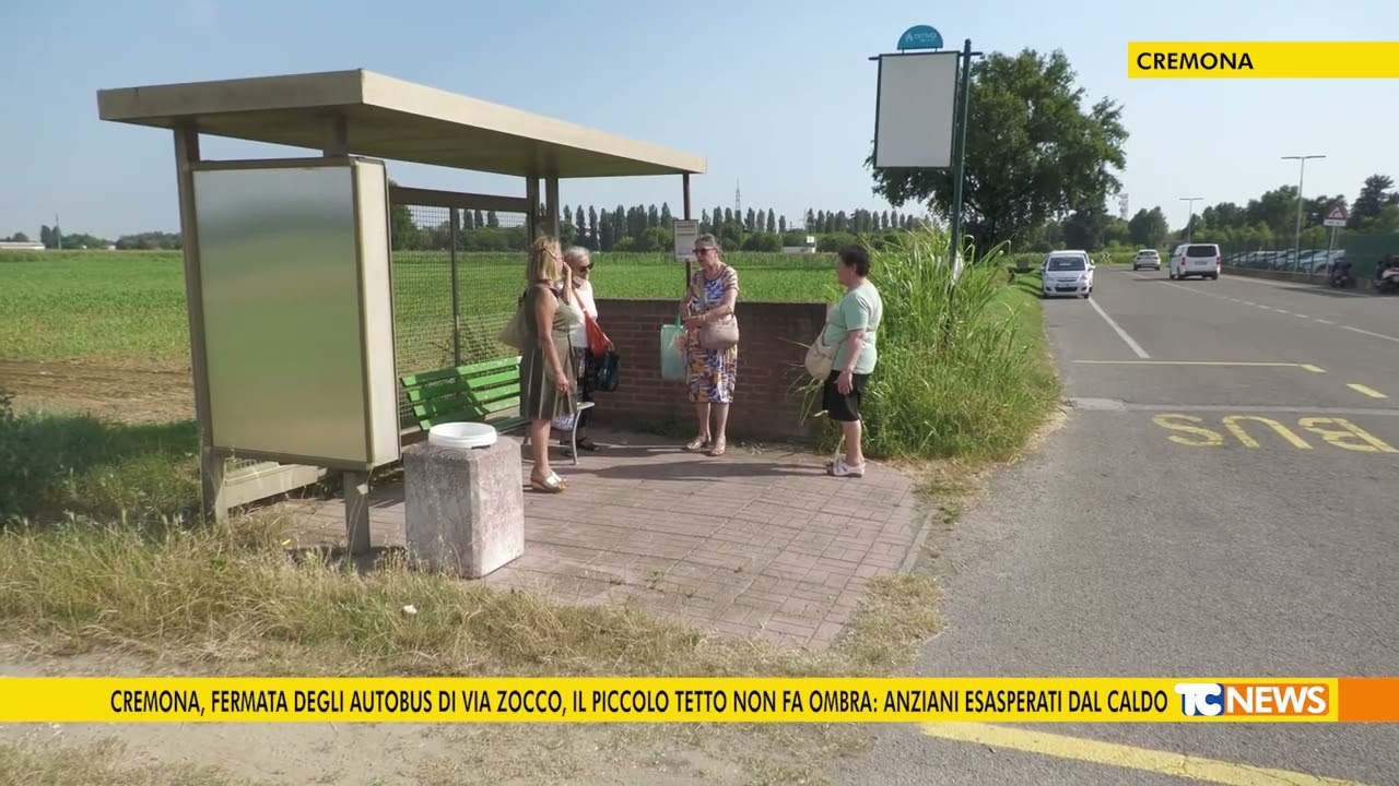 Cremona, fermata degli autobus di via Zocco, il piccolo tetto non fa ombra: anziani esasperati