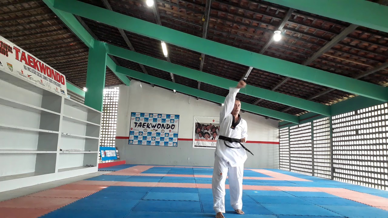 poomsae de 7° gub faixa amarela ponta verde Taekwondo.