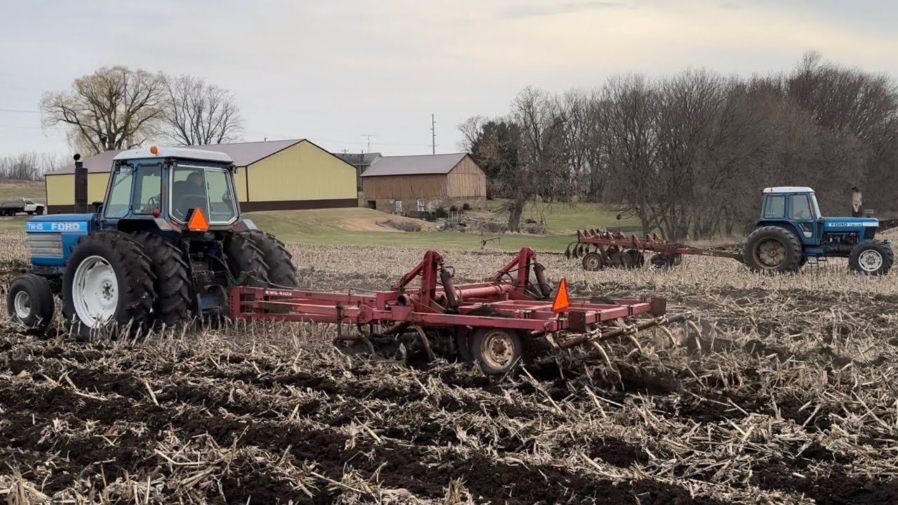 Ford TW 20 MFD Chisel Plowing!