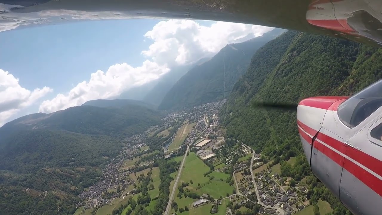 Approche et atterrissage Bagnères de Luchon LFCB depuis col de peyressourde en Cardinal F177RG