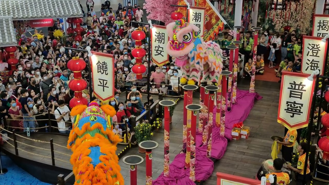CNY 2023 ~ Acrobatic Lion Dance (舞狮高桩表演 M&uacute;a L&acirc;n) by Khuan Loke 群樂 @ One Utama (28/1/2023) 8k video