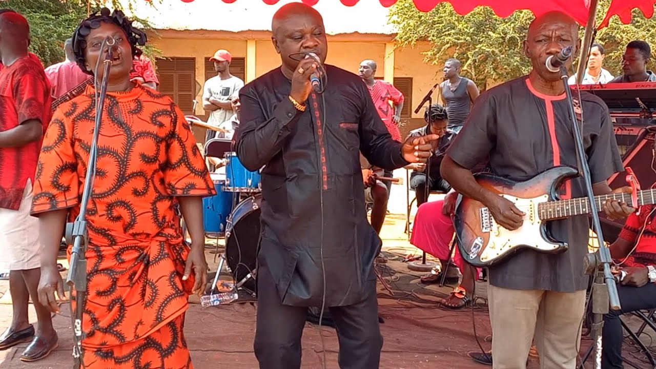 Onipa odasani wo beyi wo number by Faasemkye of Konadus band on Apuutoo live band music