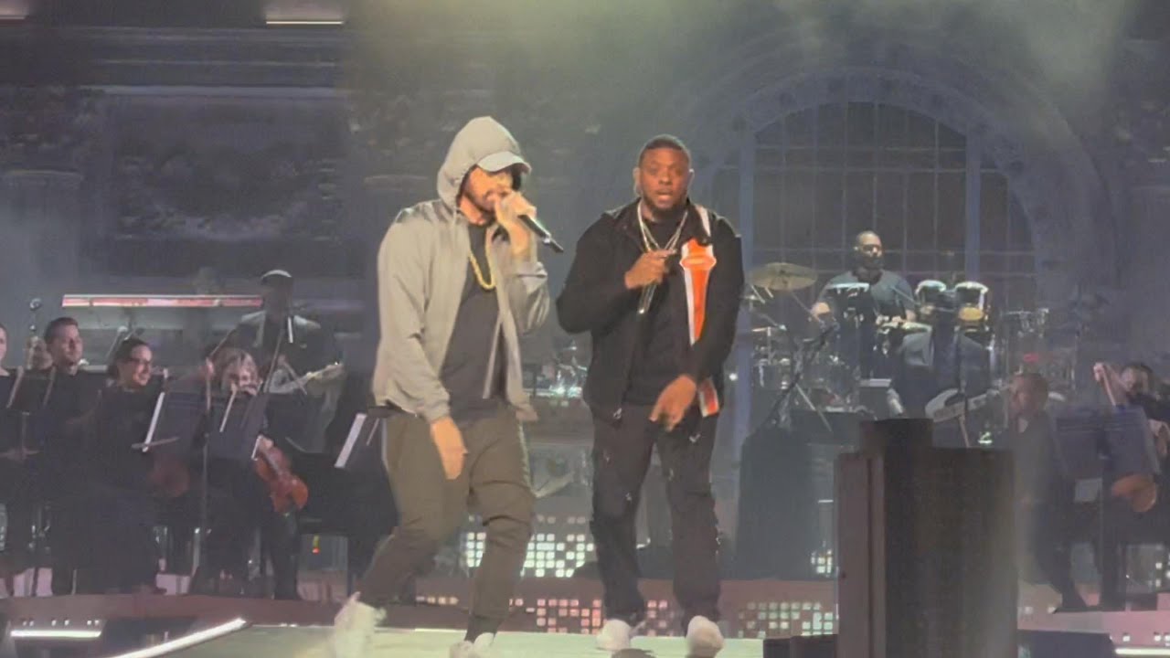 #Eminem #Houdini Live from the pit in #DETROIT