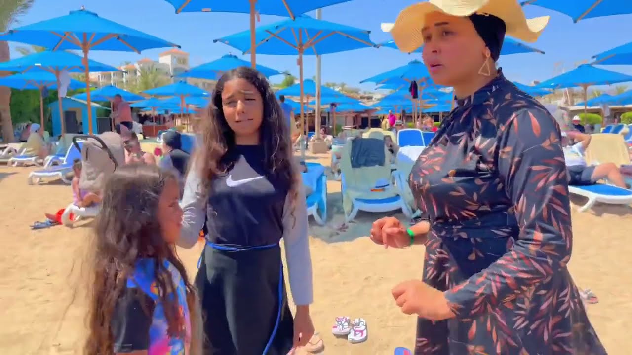 بنت صغيره تلعب فى البحر - شوف حصل ايه !!