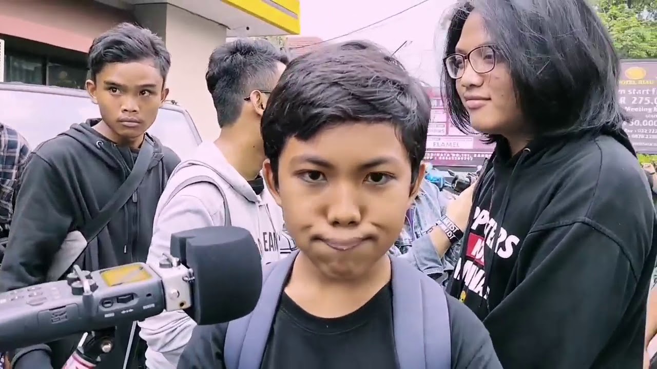 5 kids doing beatbox