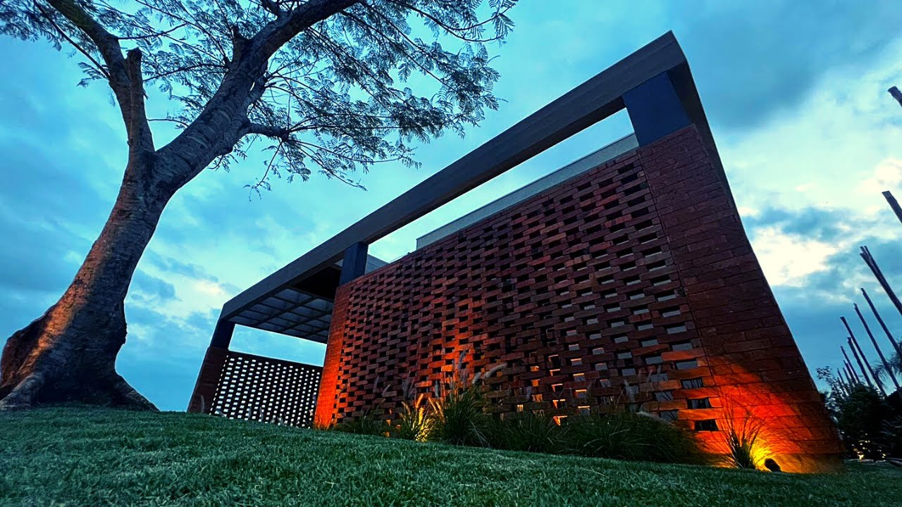 Luxuosa Mansão Decorada de 310m² Térrea Design Contemporâneo com traços de 'Art Decó'
