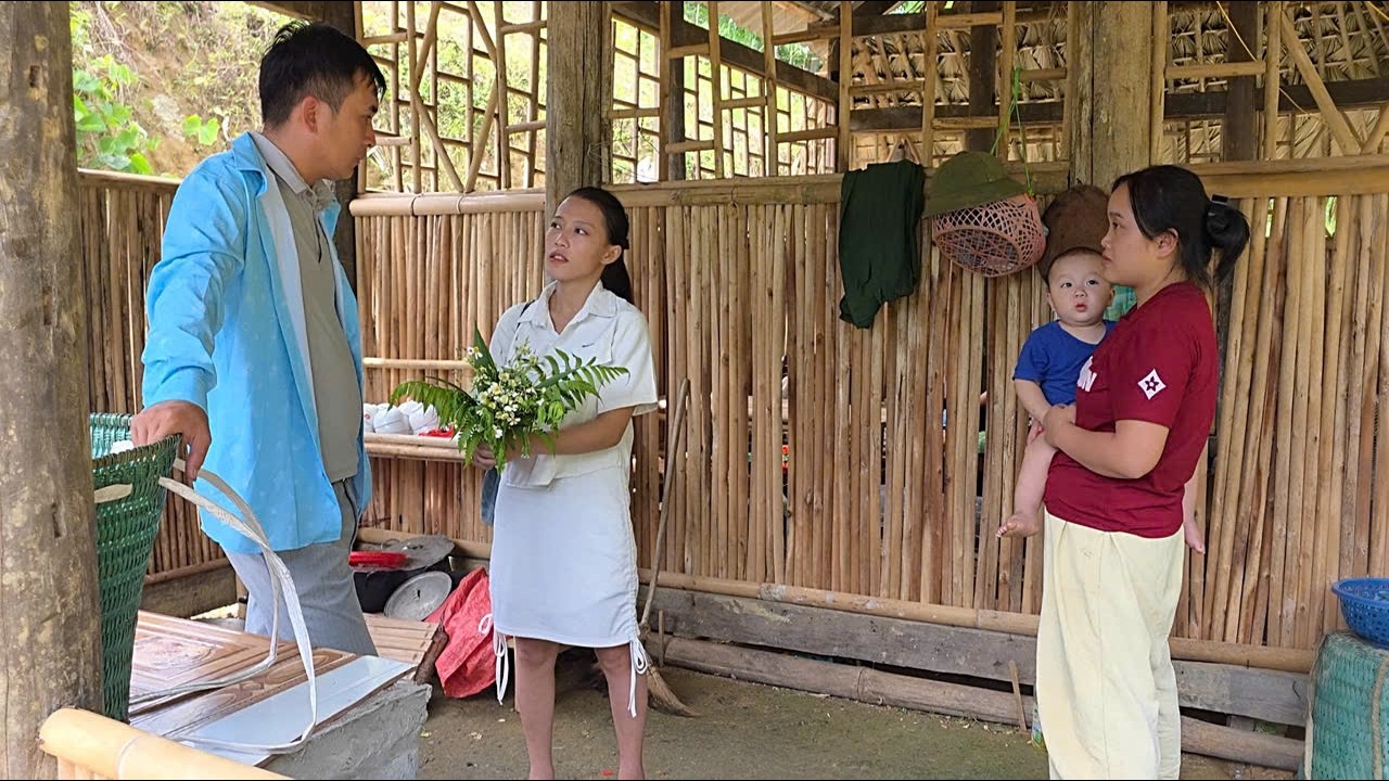 Linh felt unhappy when &Aacute;nh gave flowers to Hằng in front of her.