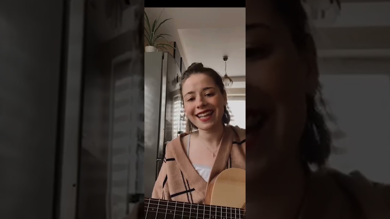MarieSomarie śpiewa na gitarze Zero Calorie Cookie