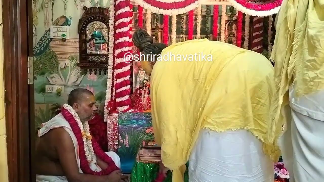 श्री सद्गुरुदेव भगवान के जन्म उत्सव पर श्रीहित #प्रेमानंदजी महाराज दंडवत प्रणाम करते हुए31.10.24