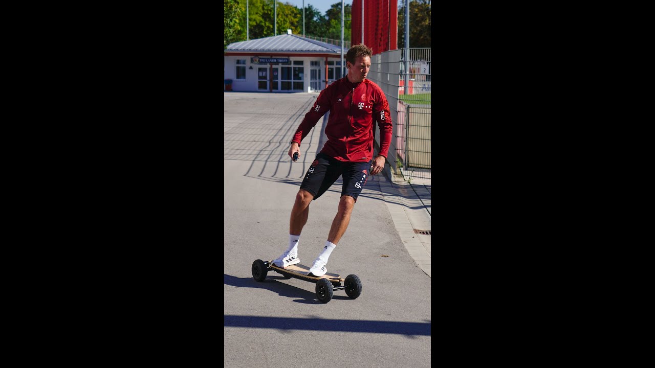 Julian Nagelsmann surfs across the asphalt 🛹🏄🏻&zwj;♂️ at S&auml;bener Stra&szlig;e ‼️💯  #Shorts