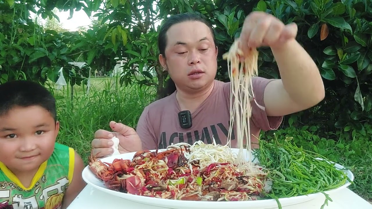 ส้มตำนรกเผ็ดจนสาวเฉิ่มถึงกับน้ำตาไหลแต่โคตรอร่อย