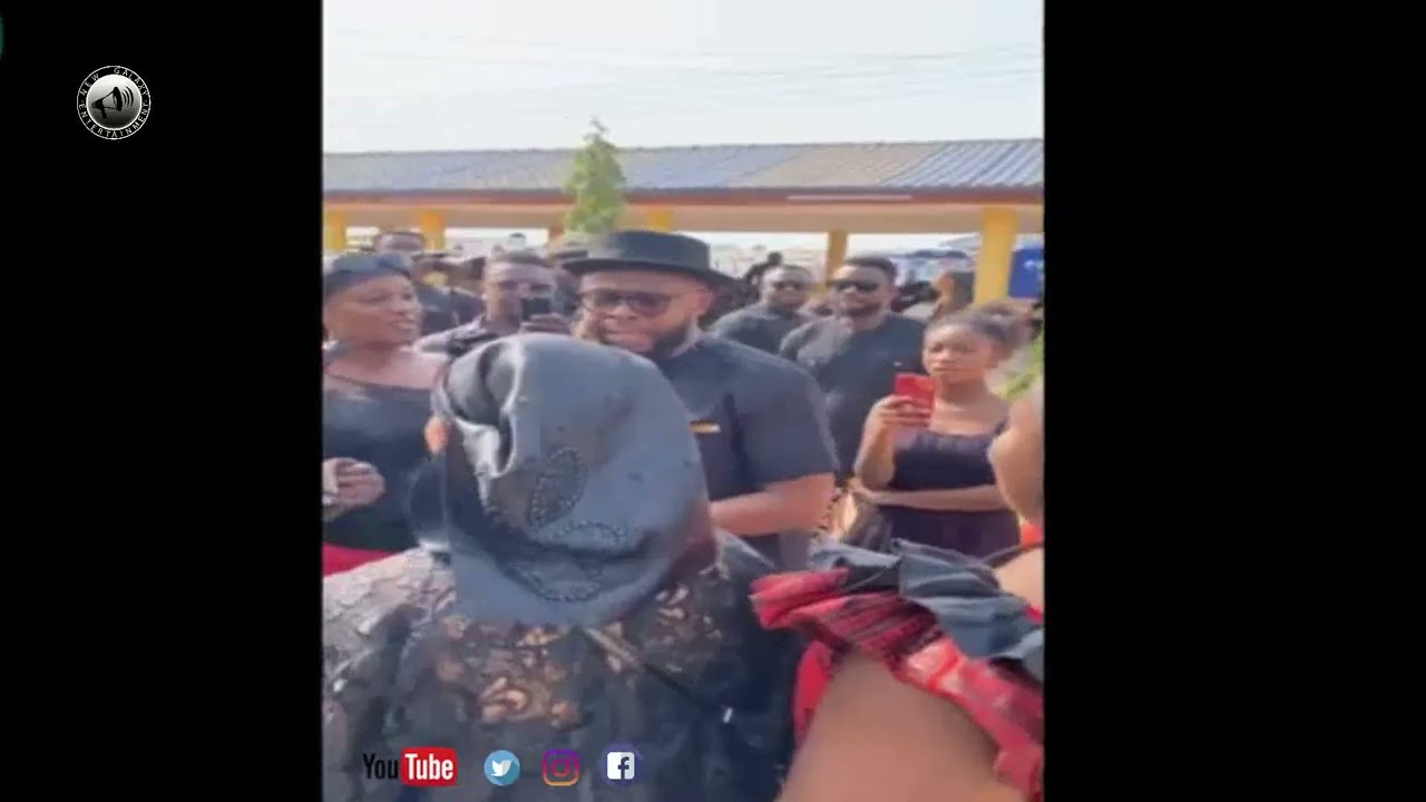 Ahuofe Patri cr&icirc;es at mothers f&ugrave;neral, Kalybos comforts her😳😳😳