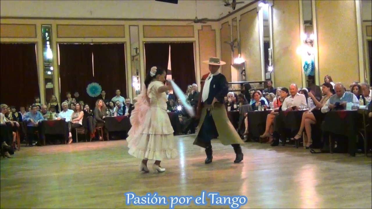 ALEJANDRA LEDESMA y SERGIO SAUCET Bailando la Zamba AGITANDO PAÑUELOS en YIRA YIRA MILONGA