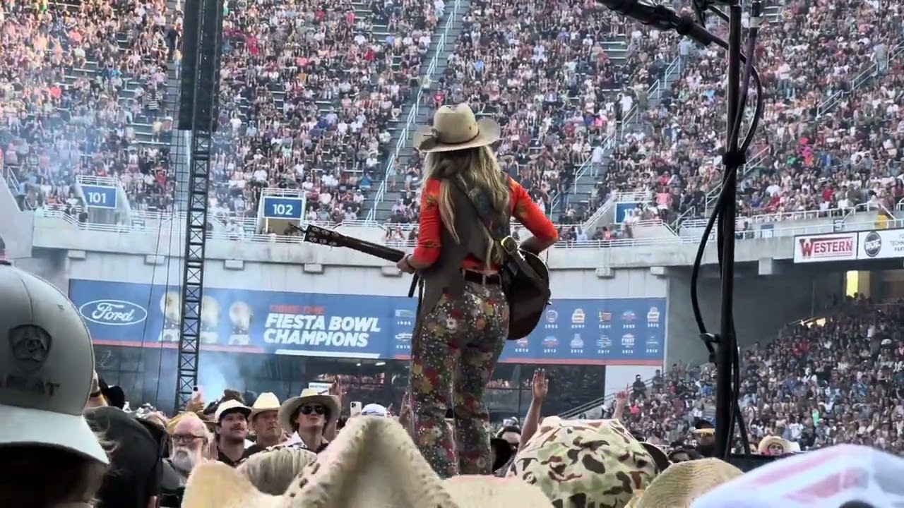 Lainey Wilson!!!.. “Watermelon Moonshine”!!!- 5/20/23-Albertson’s Stadium- Boise, ID!!!
