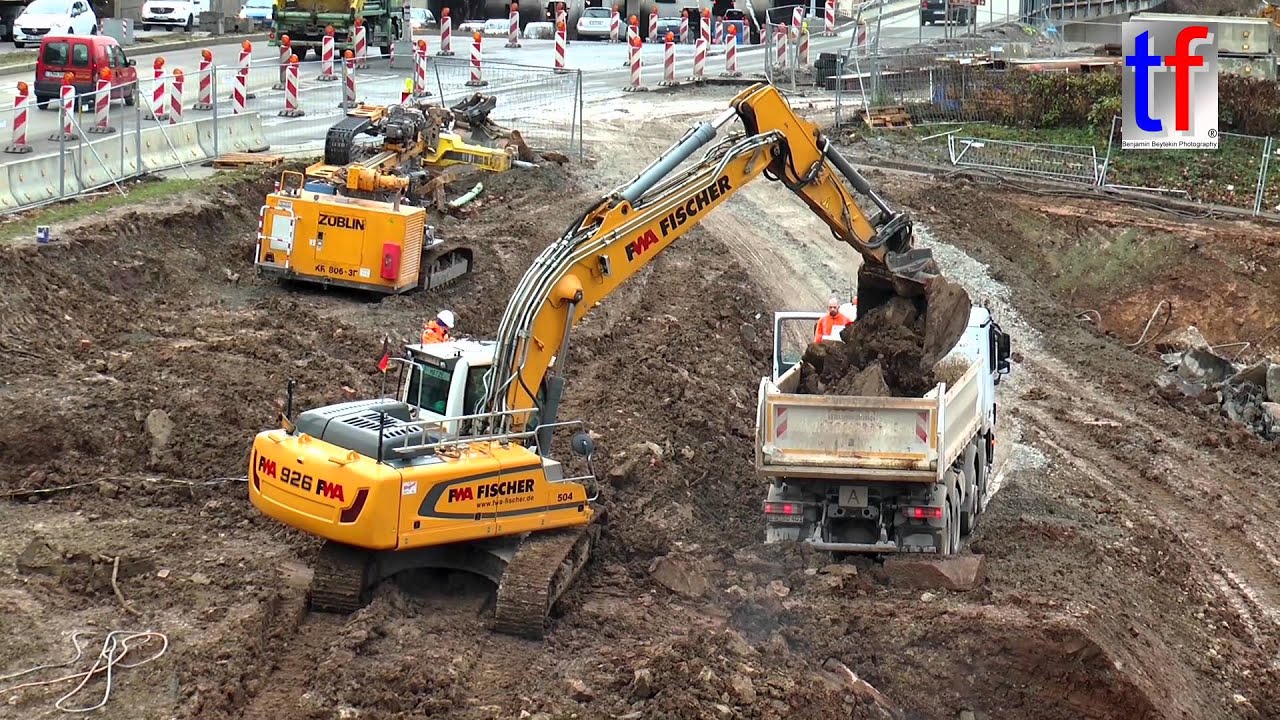 Liebherr R 926 & CAT 963D / S21, Neubau U-Bahn Haltestelle Staatsgalerie Stuttgart,  05.02.2016.