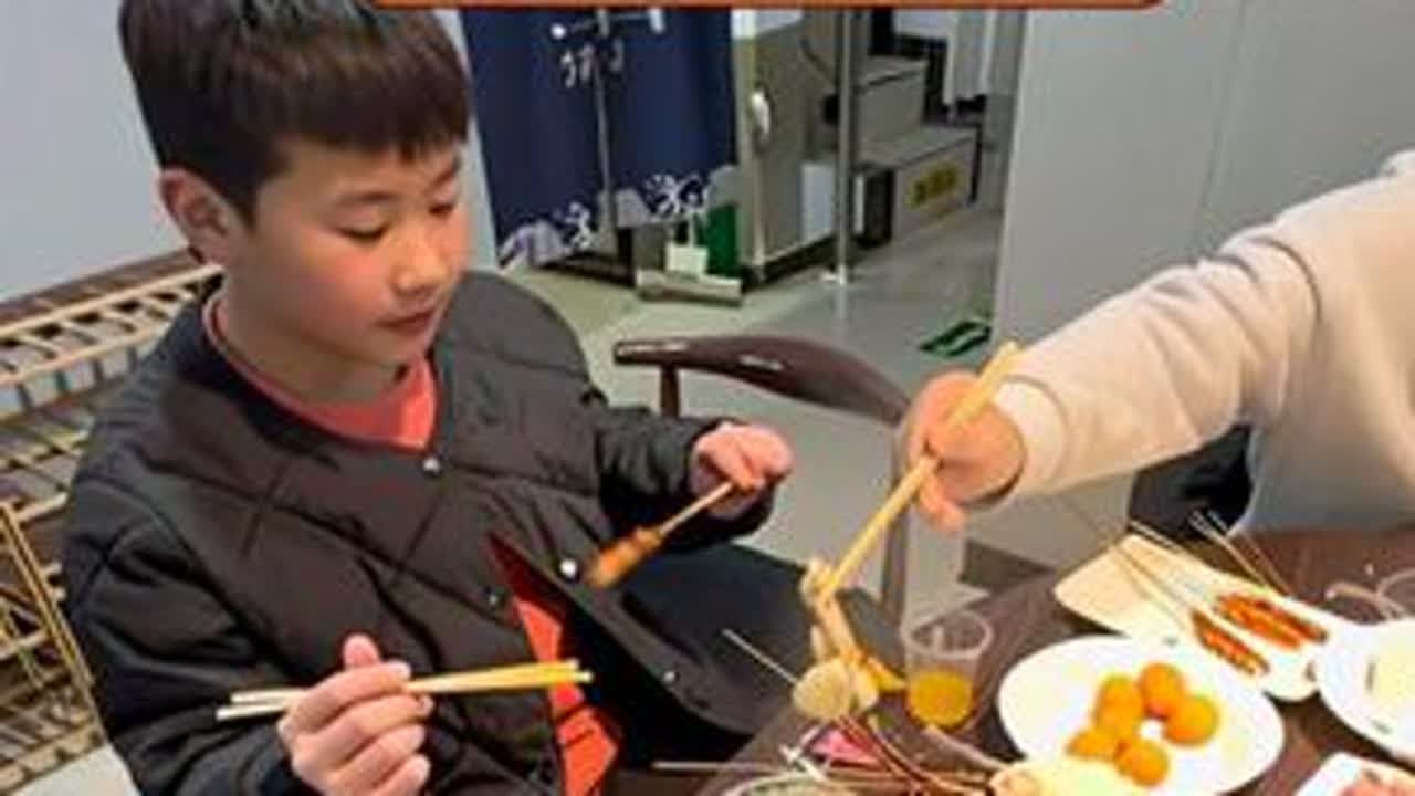 在家调皮捣蛋的天赐 没想到在外面是格外的听话懂事 真是判若两人