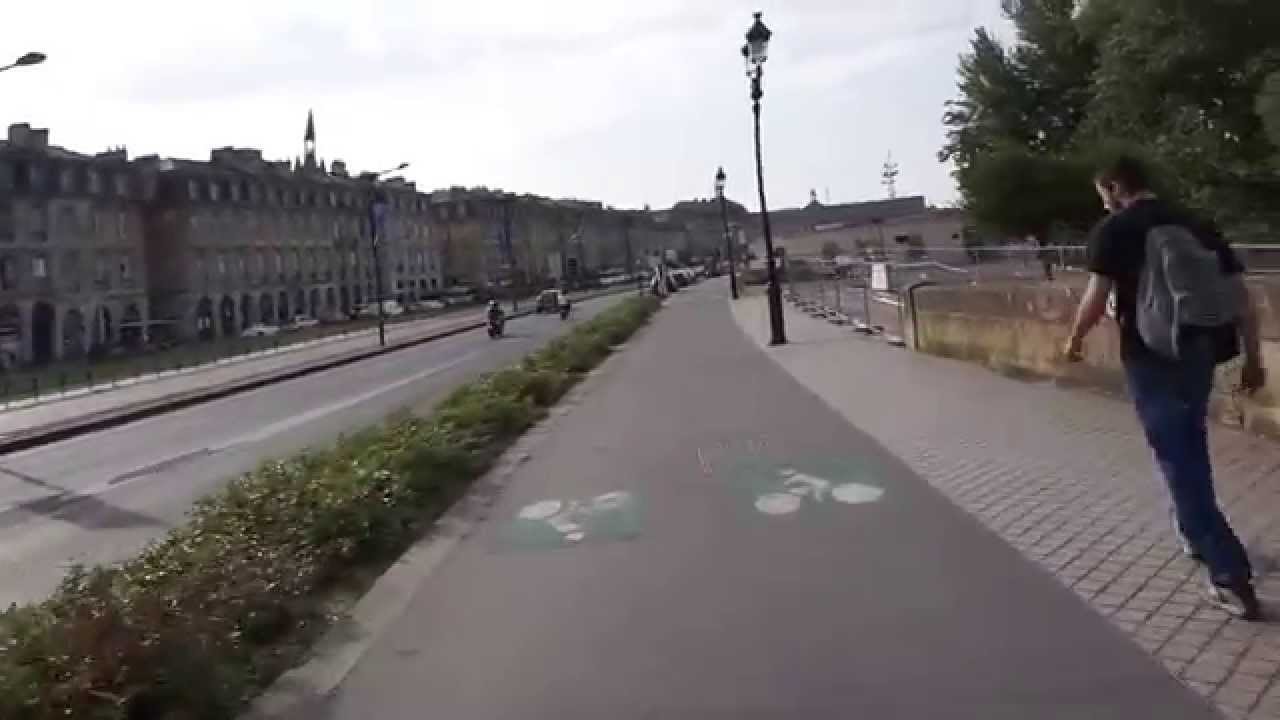 Bordeaux - VCub Bike sharing da Pont de Pierre a stazione su Quai Richelieu