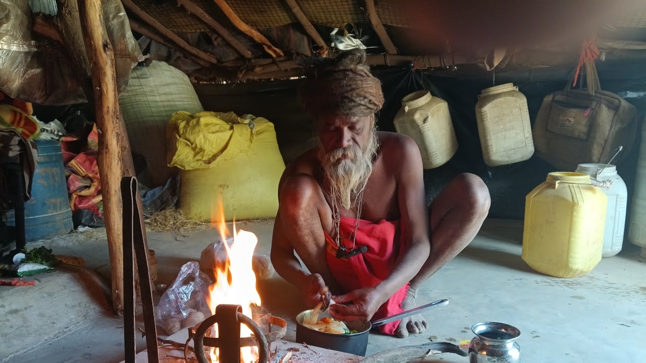 चित्रकूट के जंगल में लोग संत का चमत्कारी भोजन प्रसाद