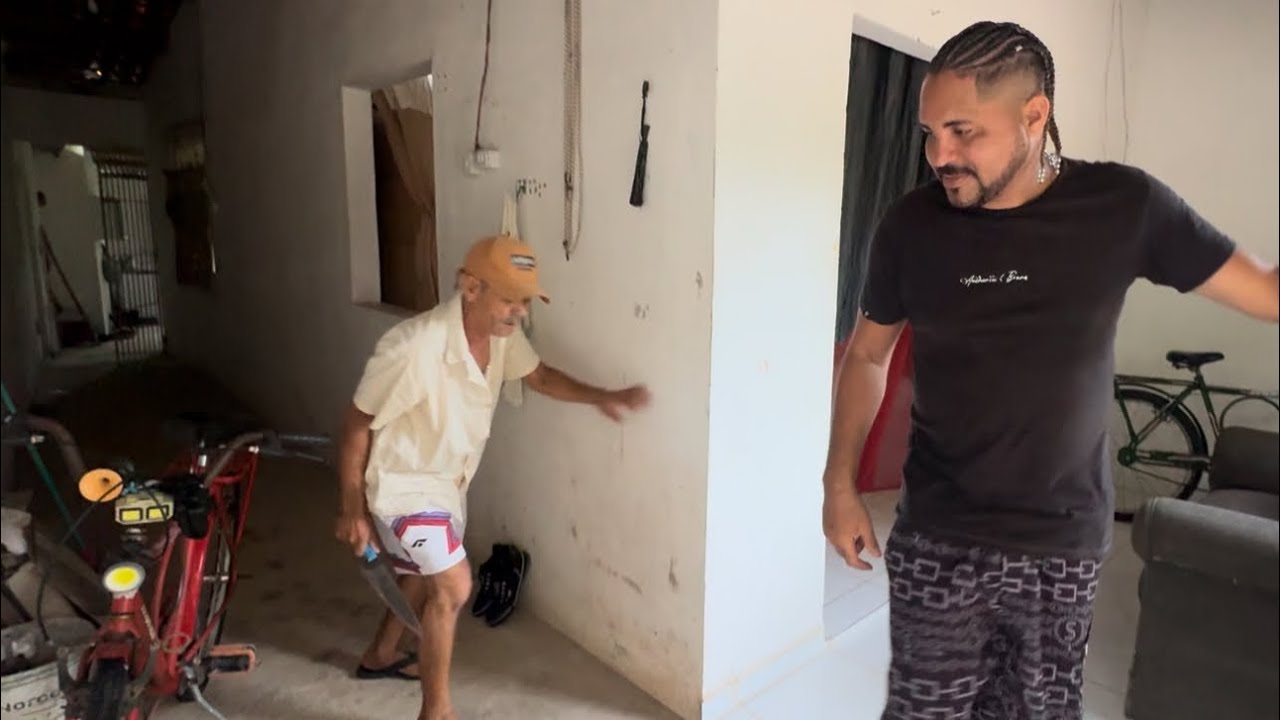 GATO  EXPULSANDO TODO MUNDO DA CASA DELE.