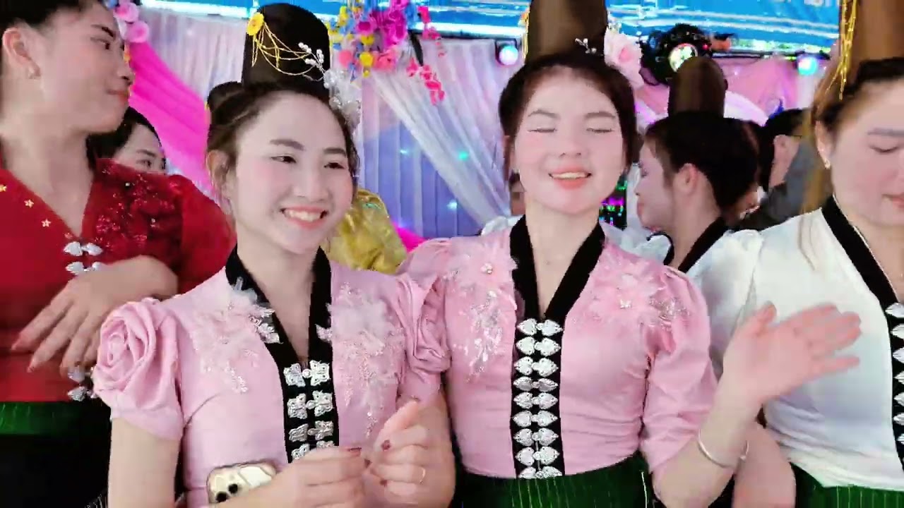 các người đẹp (bản phai khon) nhảy hết công suất, tổ chức bên nhà trai (Quỳnh lăm) 