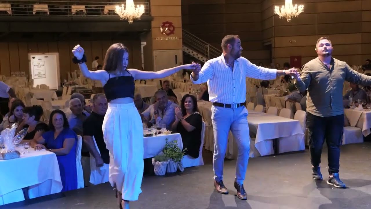 ΜΑΛΕΒΙΖΙΩΤΗΣ - Μια μερακλίνα κοπελιά κάνει σαν άντρες δέκα...