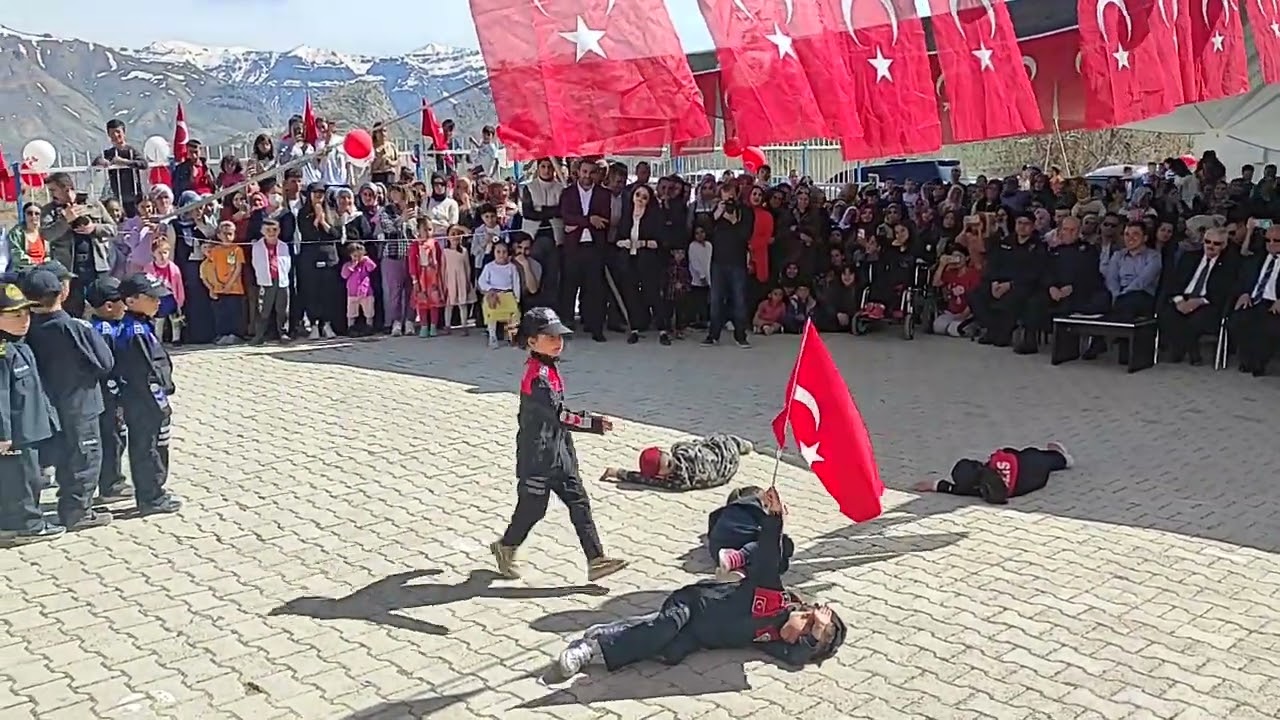 Hakkari Ahmedi Hani Ortaokulu'nda 23 Nisan kutlamaları