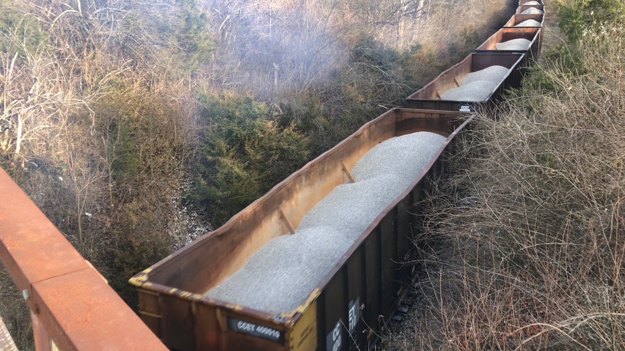 Вид сверху на каменный поезд на холме и локомотив CSX 1776 подо мной! Двойной вспомогательный сос...