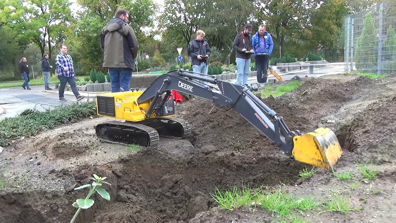 Rc excavator digging and loading - How much dirt can you move in 1h?