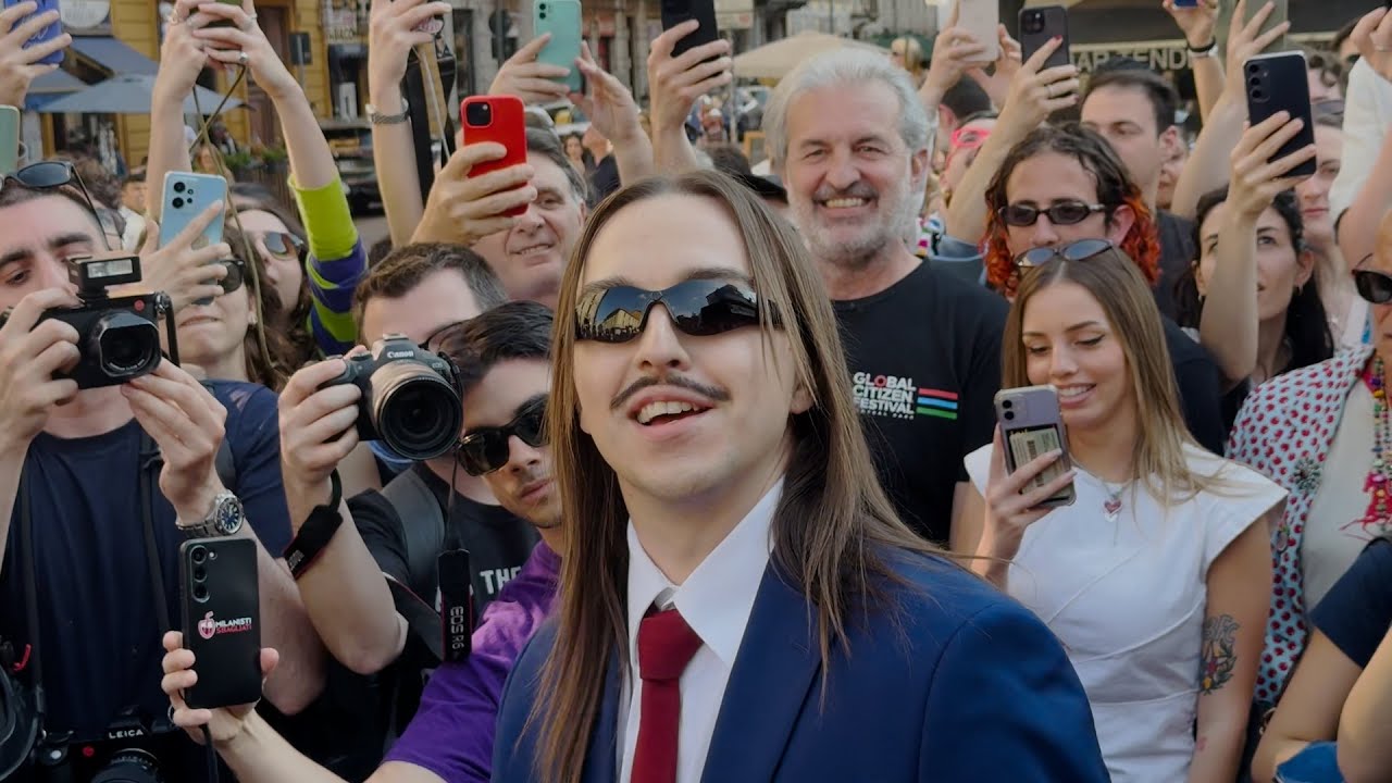 Tommy Cash a Milano, fan in delirio in piazza per la hit 