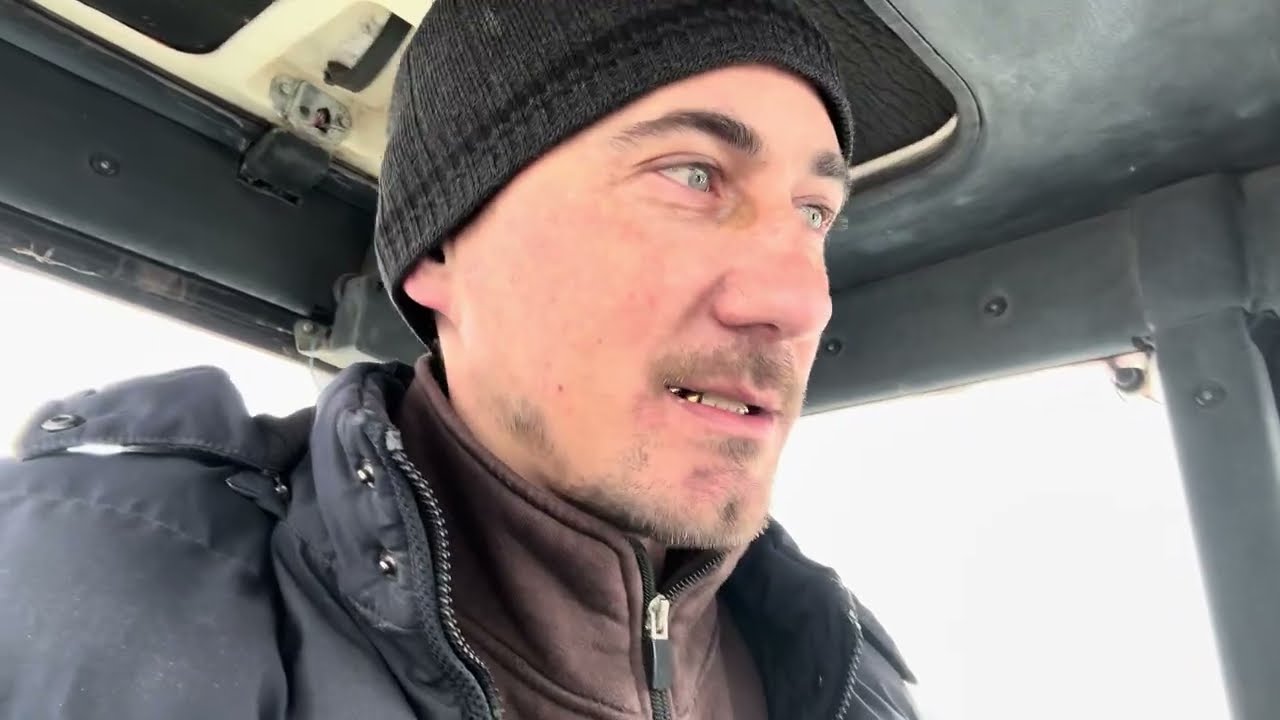 Тяну трактором камаз по гололёду  