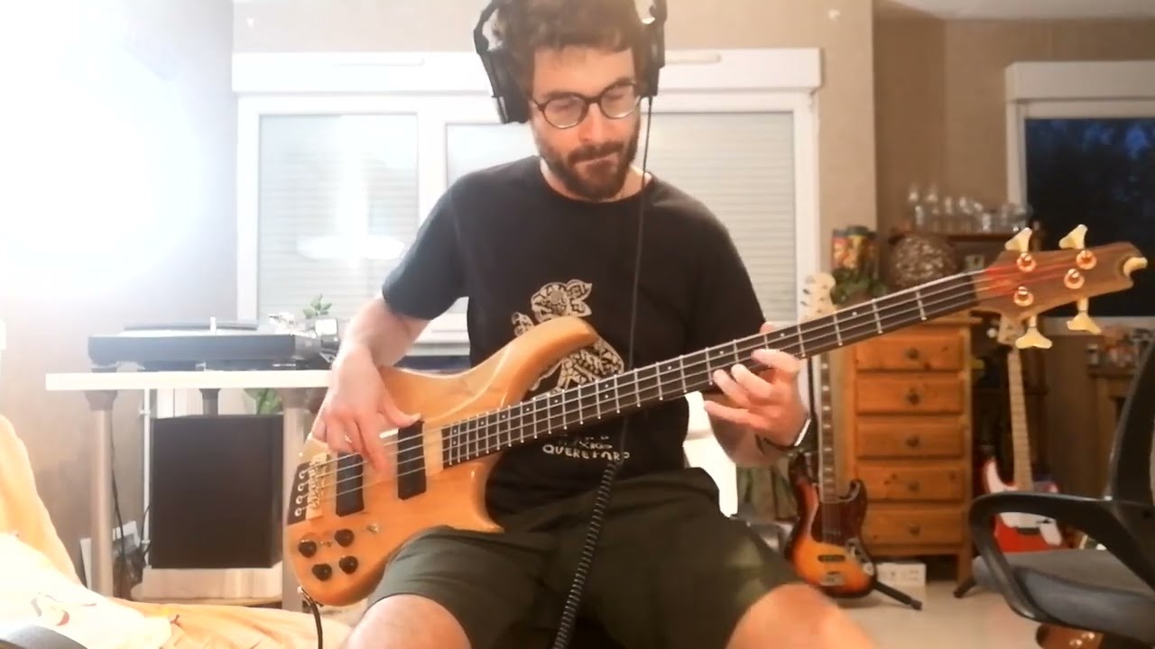 Old-School Groove Composition made with a Cort 35 Series Bass and with Akai MPK Mini Master Keyboard