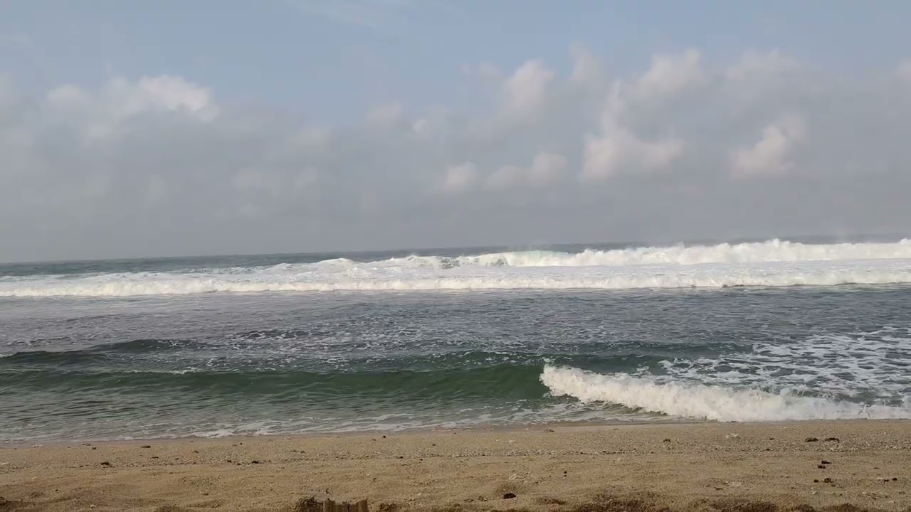 「Gunung kidul」の南海岸の荒波を楽しみましょう  Yogyakarta Indonesia... 