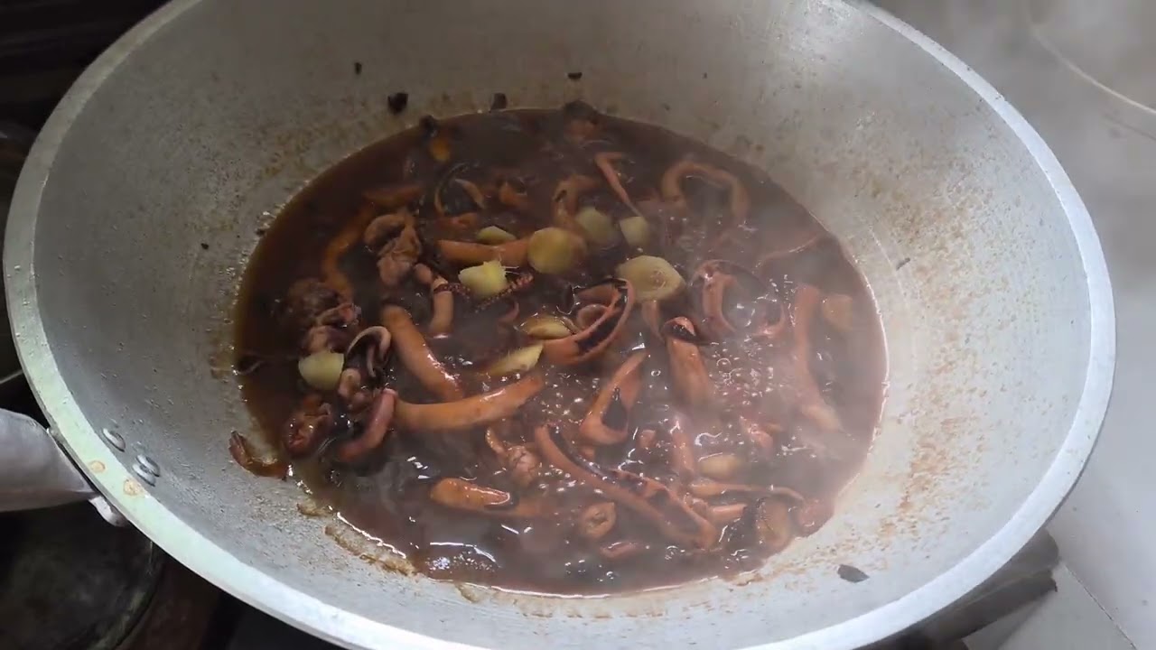 Magluto ta  ug adobong  Squid/Pusit with a lot of vegetables, Let' eat!