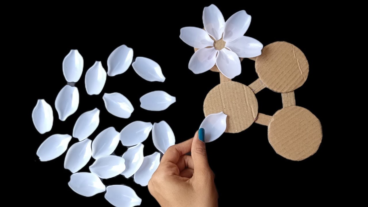 Plastic spoon wall decor ideas.  Plastic spoon wall hanging ideas. 