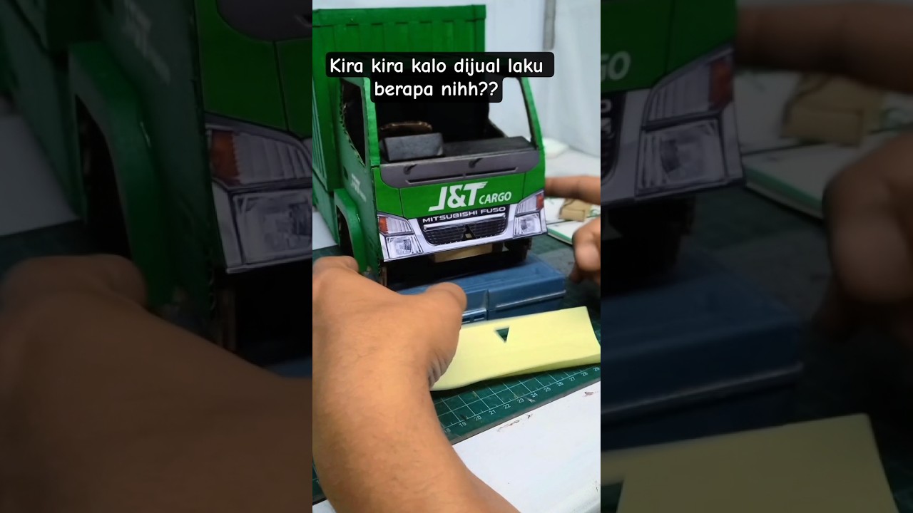miniatur truk J&T cargo dari kardus