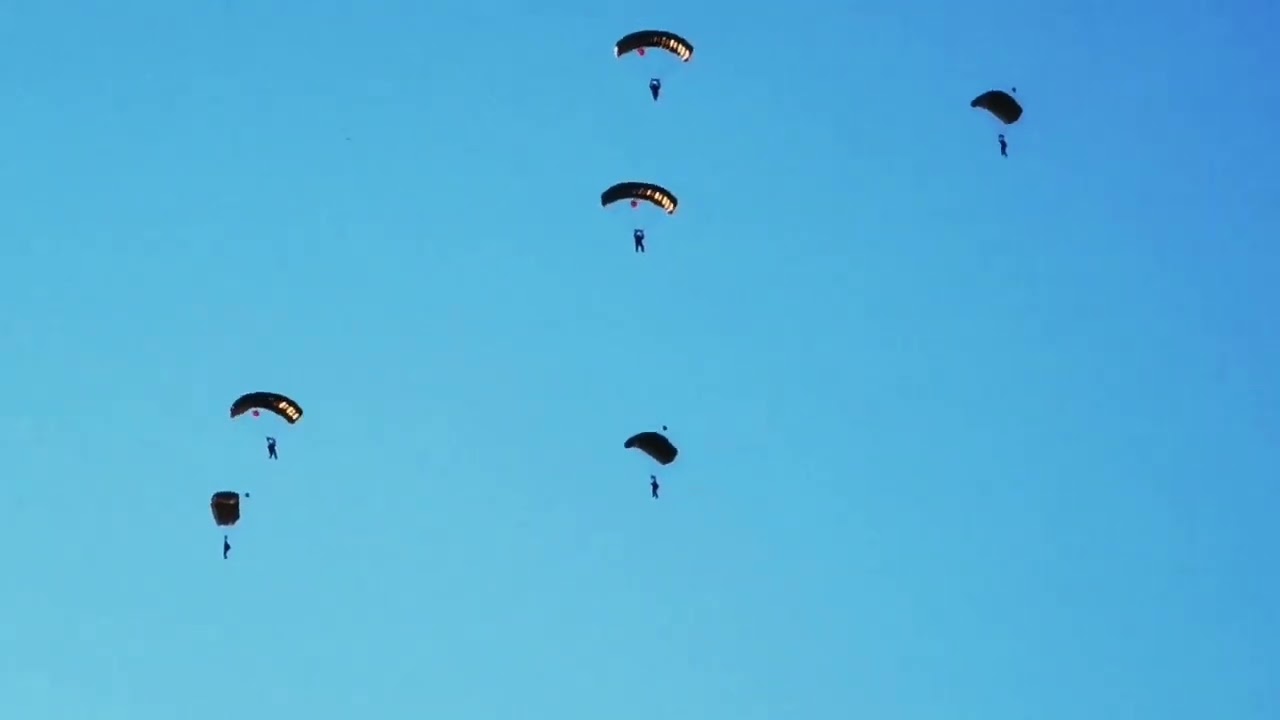 Skoki spadochronowe Bryza M28 wojsko lotnisko Krosno