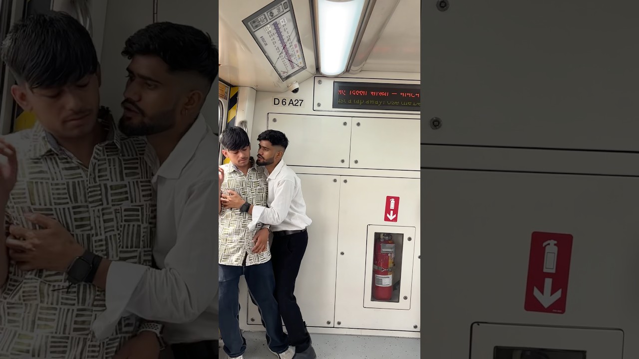 Ye delhi metro mein kya kar raha hai #viralvideo #shorts #tranding #viral #viralvideo #ytshorts