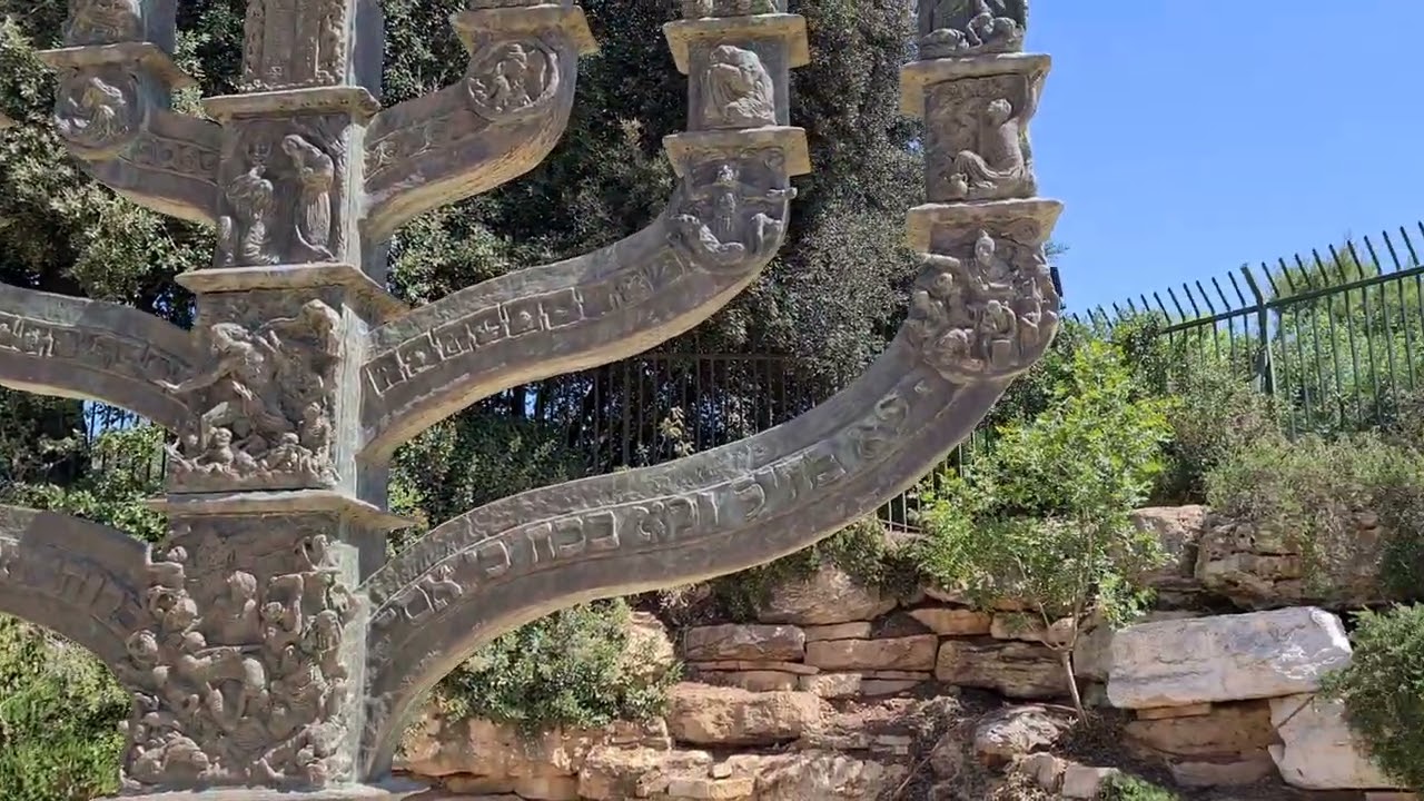 הסיפור של מנורת הכנסת, מול רחבת הכנסת בירושלים - 