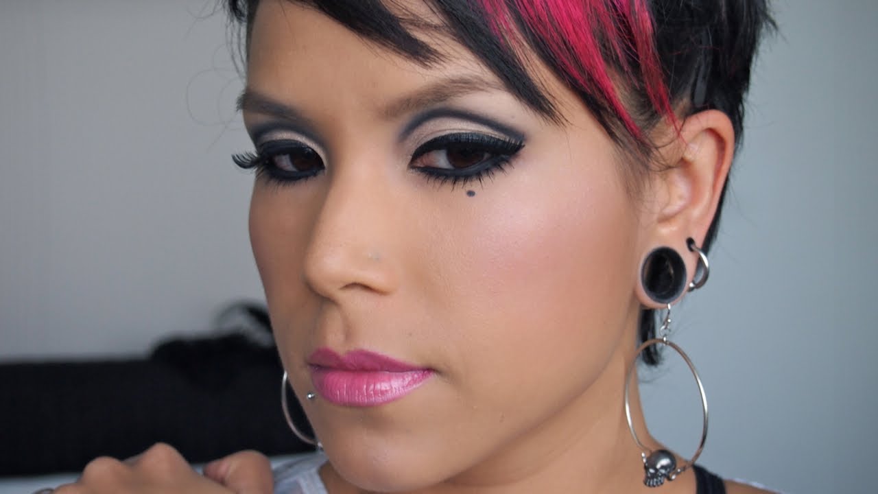 1960s-Twiggy-Sucker-Punch-esque Inspired Makeup Tutorial