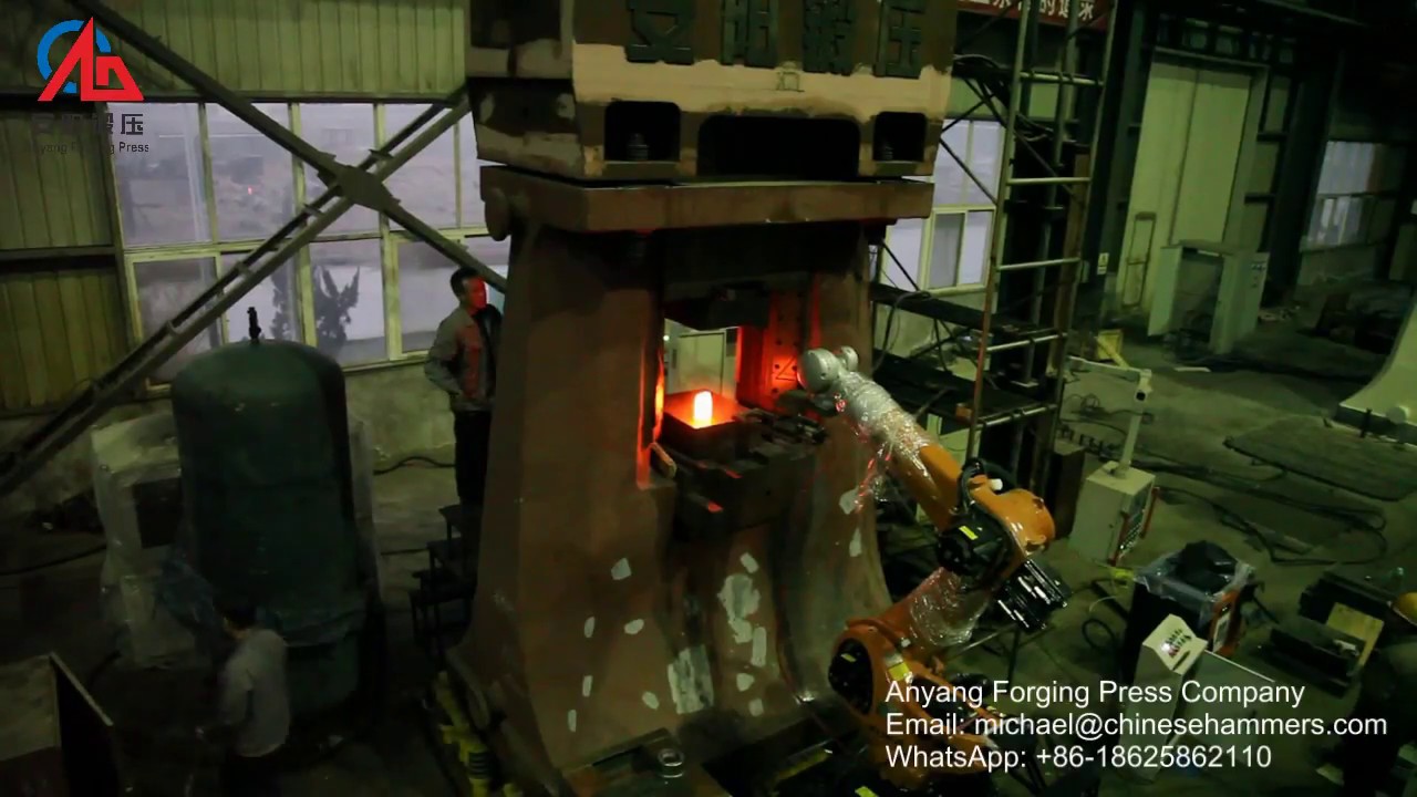 CNC que forja el martillo que forja la bola de acero con el robot