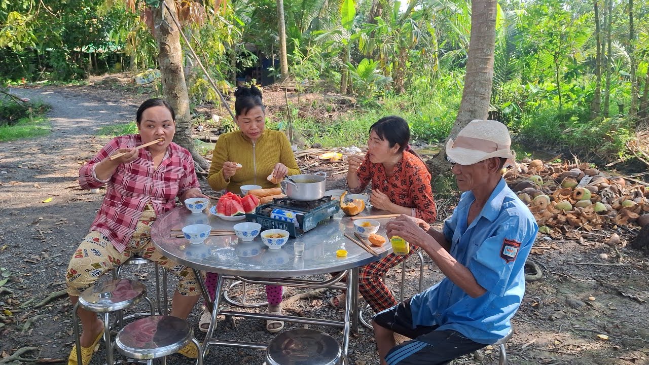 Chú Tư bắt ốc dưới ao sớm chiều 