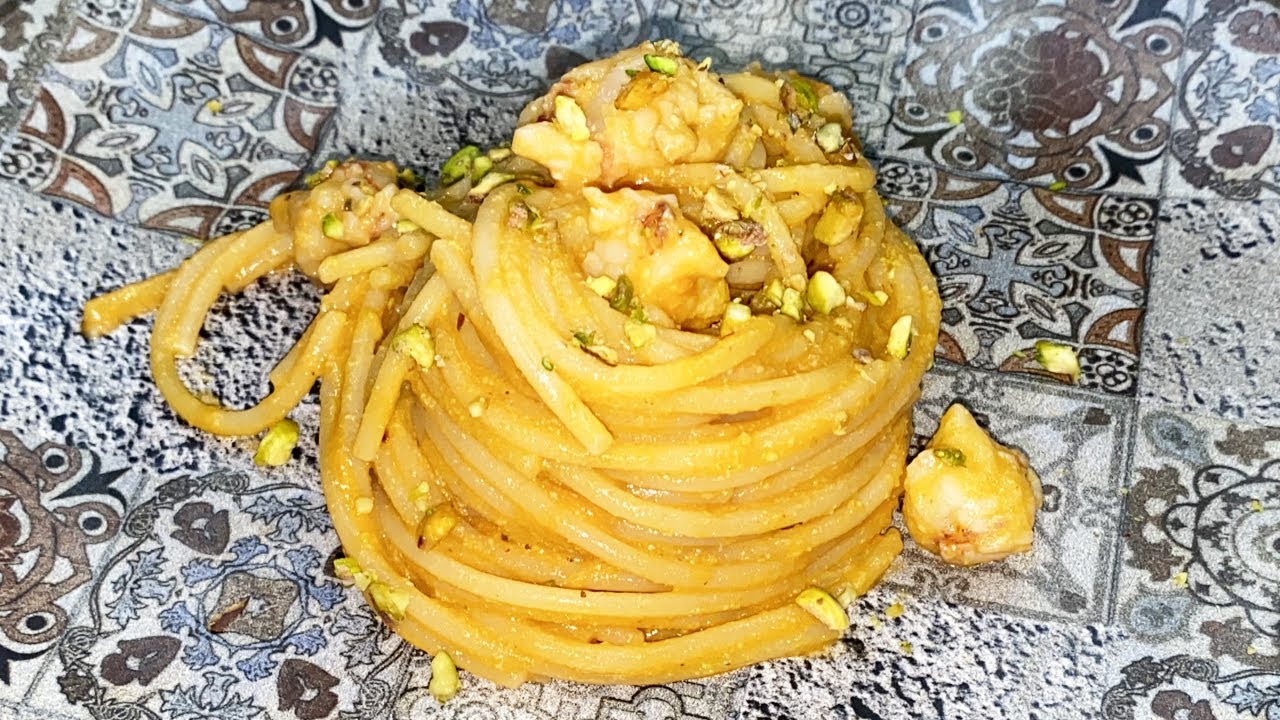 SPAGHETTI CON GAMBERI PISTACCHI E POMODORINI